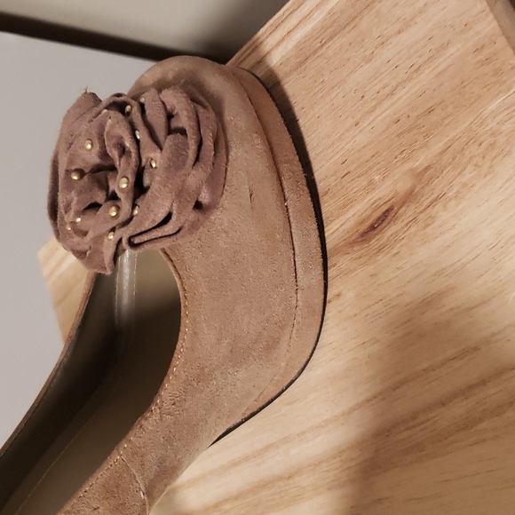 🔶️5 for $30🔶️ BCBGeneration Platform Taupe Suede Rosette Pumps - Picture 10 of 12